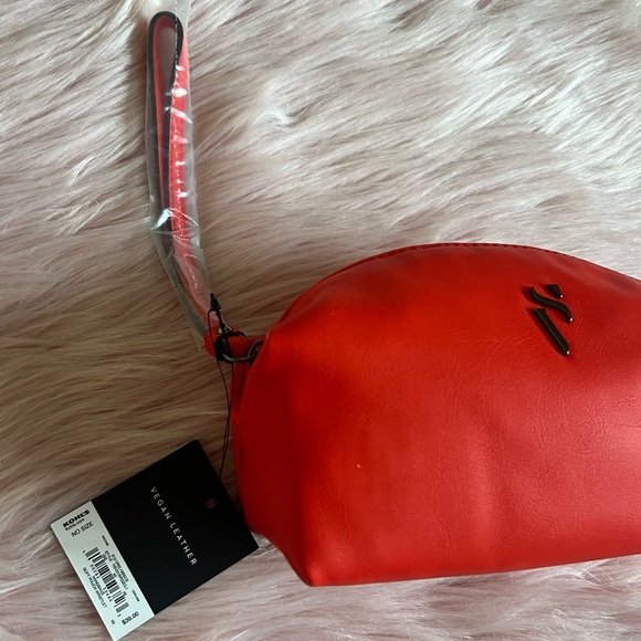 NWT Simply Vera Vera Wang Vegan Leather Red Wristlet  ❤️ - Picture 3 of 8